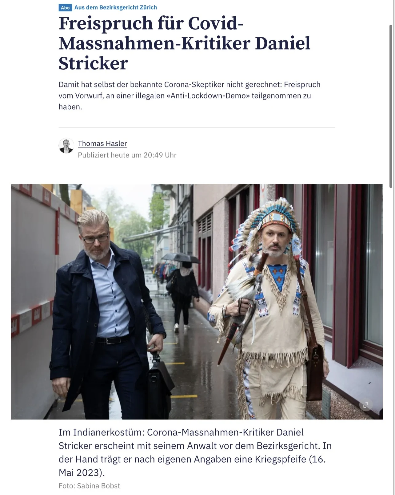 Daniel Stricker verlässt mit seinem Anwalt das Bezirksgericht Zürich